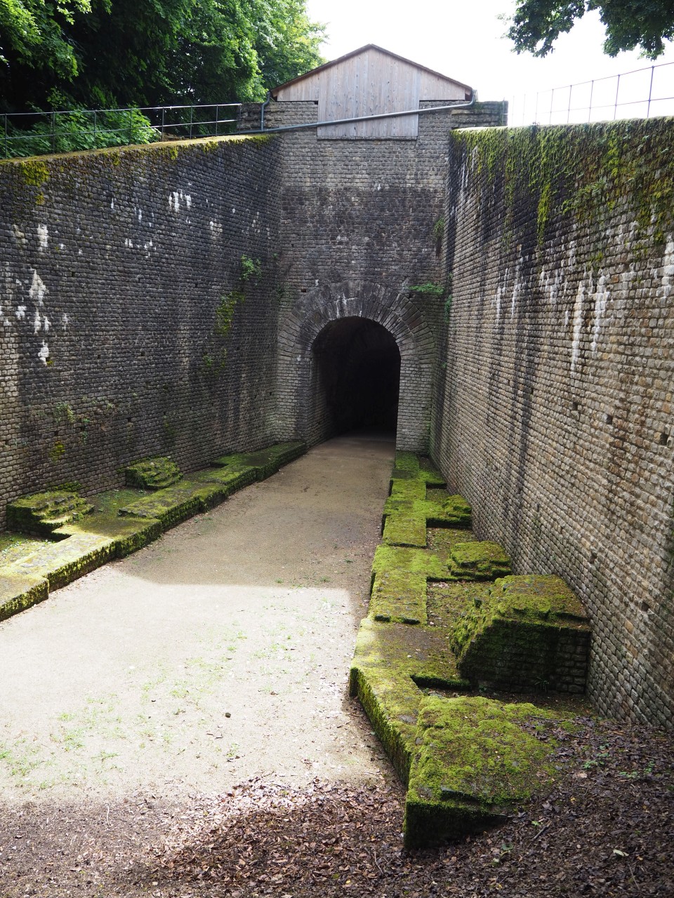 ... und konnte über mehrere stadtseitige Eingänge betreten werden, welche unter der Stadtmauer hindurchführten.