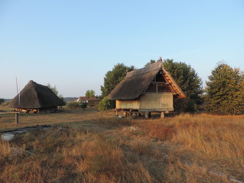 Das Langhaus und der Hochspeicher geben einen Eindruck wie das Dorf vor 2.000 Jahren an einem sonnigen Septembermorgen ausgesehen haben mag
