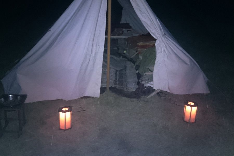 4-Mann-Zelt mit zwei Laternen