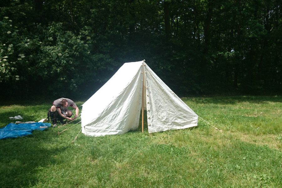 Optio Callidus beim Aufbau des ersten Zeltes