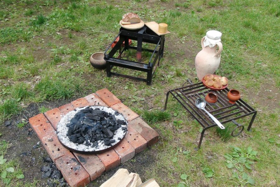 Die Feuerstelle mit 2 römischen Grills und typischem antiken Geschirr