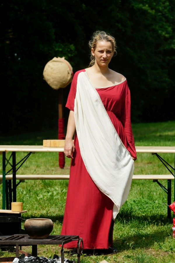Saskia aus Klein Köris als Legatentochter in einem typischen römischen Kleid (Foto André König)