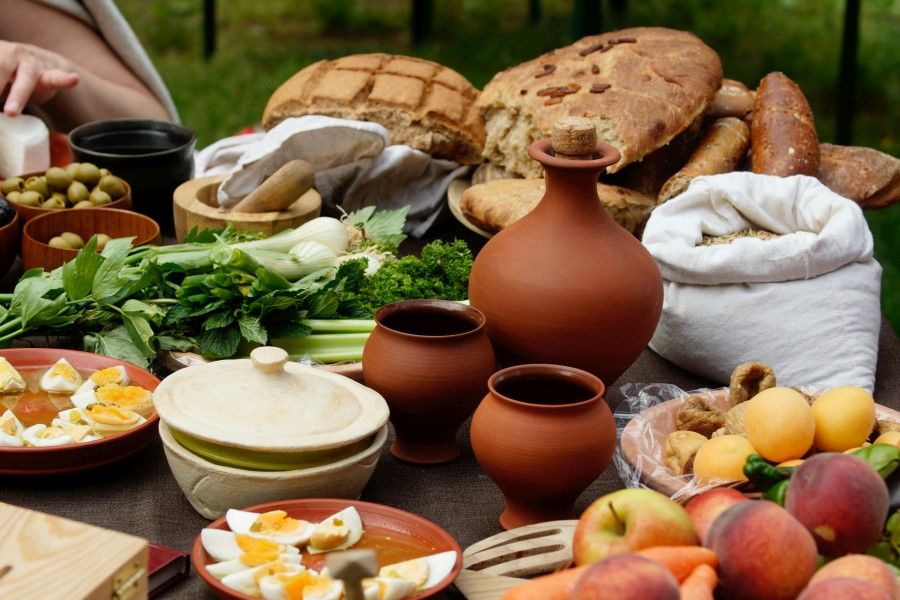 Die (fast) authentische Tafel mit typischen römischen Speisen, Getränken und Zutaten (Foto André König)