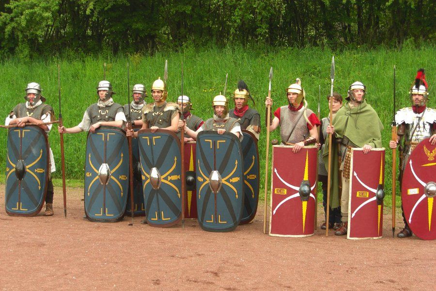 Die versammelte Truppe, links die Soldaten der XIIII., rechts die der XVII.