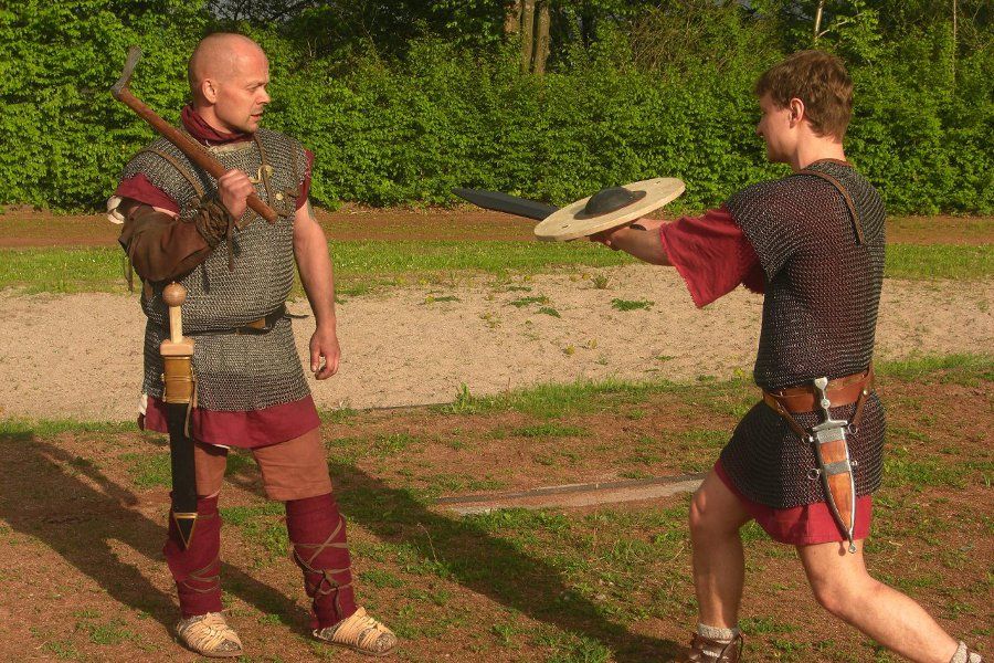 Miles Manius von der XVII. und Miles Octavius von der XIIII. trainieren einige Kampfstile
