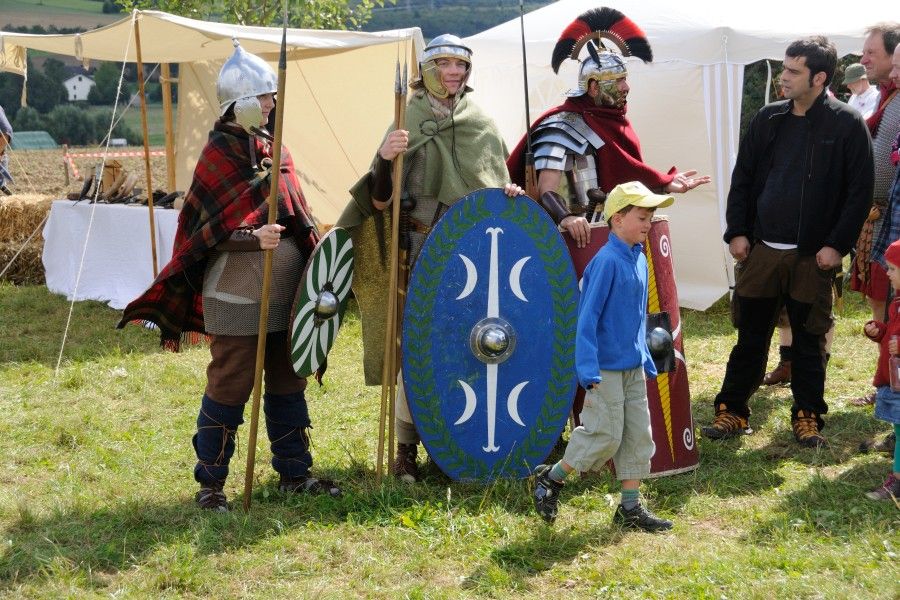 Optio Callidus stand den Besuchern in Bezug auf römische Waffentechnik und Kampftaktik Rede und Antwort