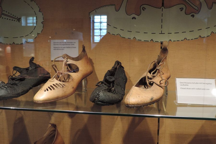 Römische Schuhe, links jeweils der Originalfund, rechts die Rekonstruktion