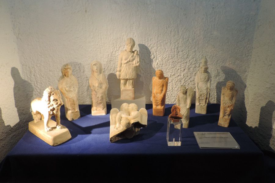 Verschiedene Götterstatuen, darunter auch Minerva (2. v.r.)