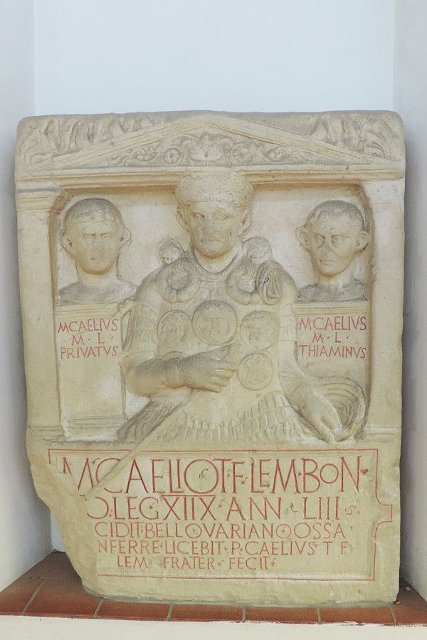 Nachbildung des Grabsteins von Centurio Marcus Caelius, der bei der LEG XVIII diente und in der Varusschlacht fiel. Links und rechts von ihm sind seine Freigelassenen (ehemalige Sklaven) abgebildet