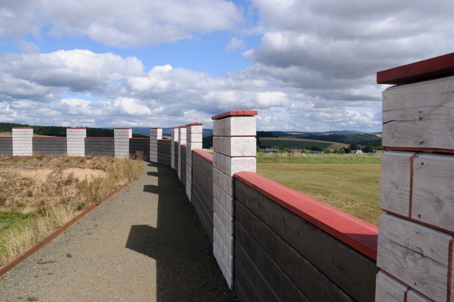 Der Wehrgang entlang der Mauer mit weitem Blick über das Land