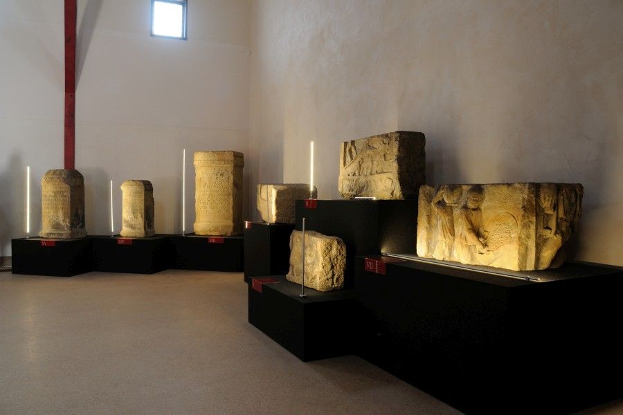 Ausstellung verschiedener römischer Weihesteine in der Principia des Kastells