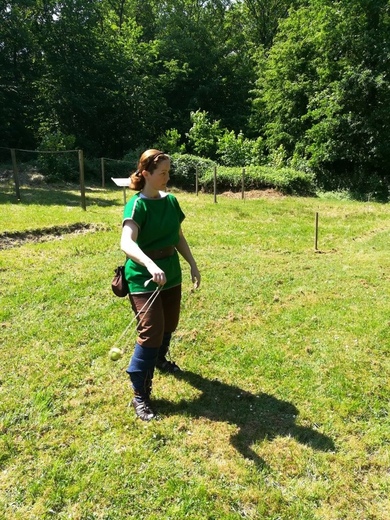 Die Keltin Mandua nutzt die Gelegenheit, ihre Fähigkeiten mit der Schleuder auszubauen