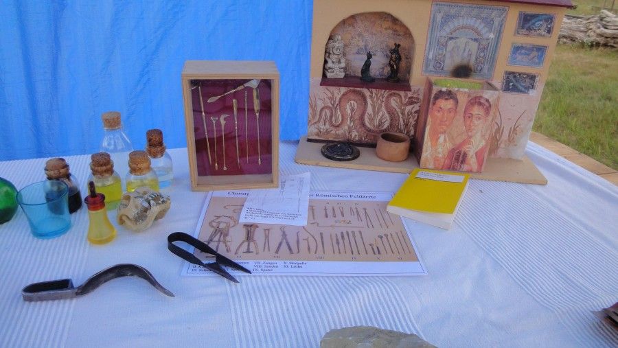 Kleine Auswahl aus der römischen Medizin und Hygiene, im Hintergrund ein Lararium