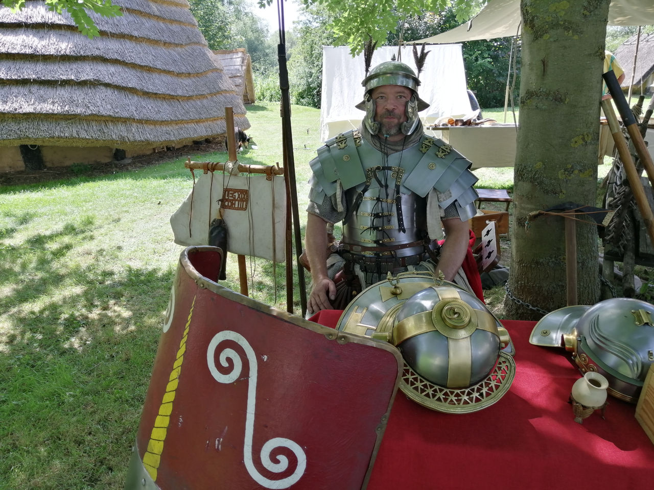Tesserarius Martialis wartet auf die Besucher, um ihnen die römischen Waffen, Rüstungen und Taktiken zu erläutern.
