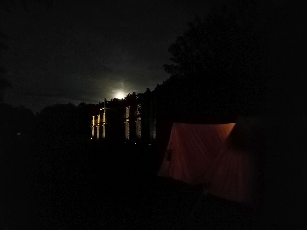 Der Mond geht auf über dem Feldlager.