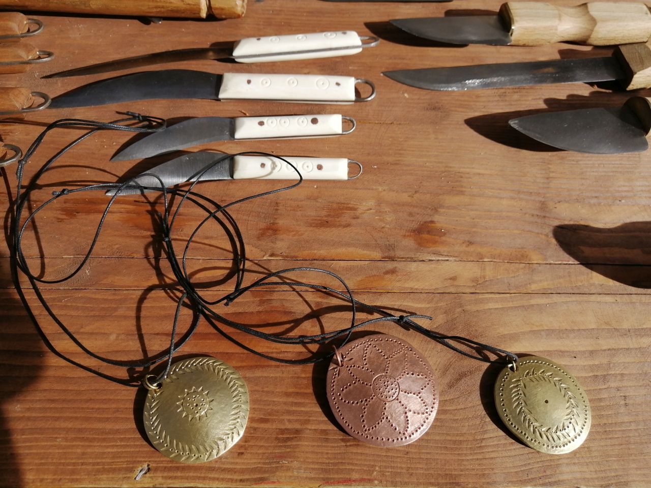 Gebrauchsmesser (Culteli) und Amulette, hergestellt in Handarbeit.