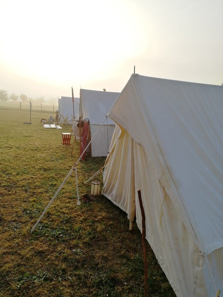 ... und das Feldlager in Nebel gehüllt