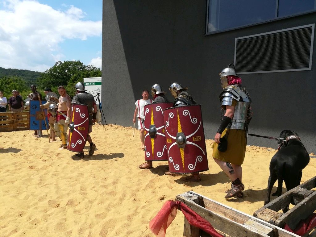 Zum Abschluss nahmen die Gladiatoren und Legionäre noch einmal Aufstellung in der Arena