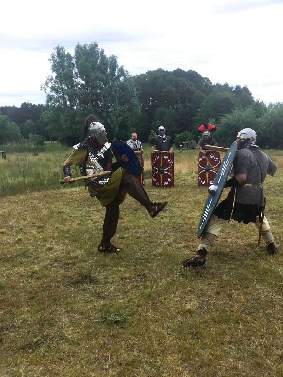 Übungszweikämpfe mit Holzschwerten, hier Optio Atheas (links) gegen Halvorius (rechts) ...