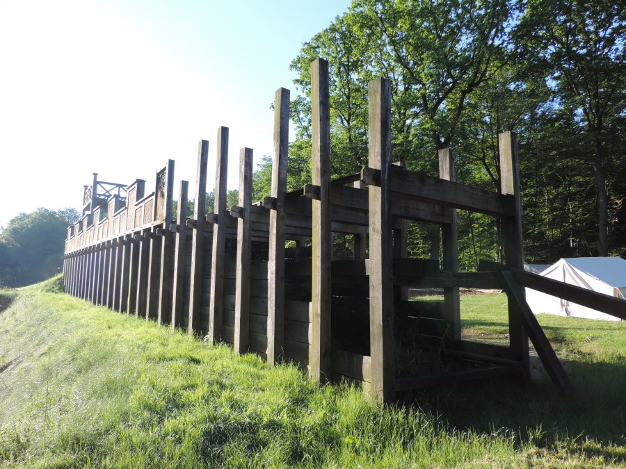 Wiederrichteter Abschnitt der originalen Holz-Erde-Mauer inkl. Wachturm