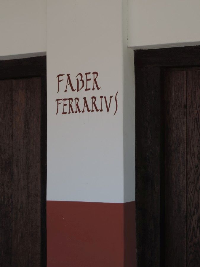 Eingang zu den Handwerkerhäusern (Faber Ferrarius = Schmied)