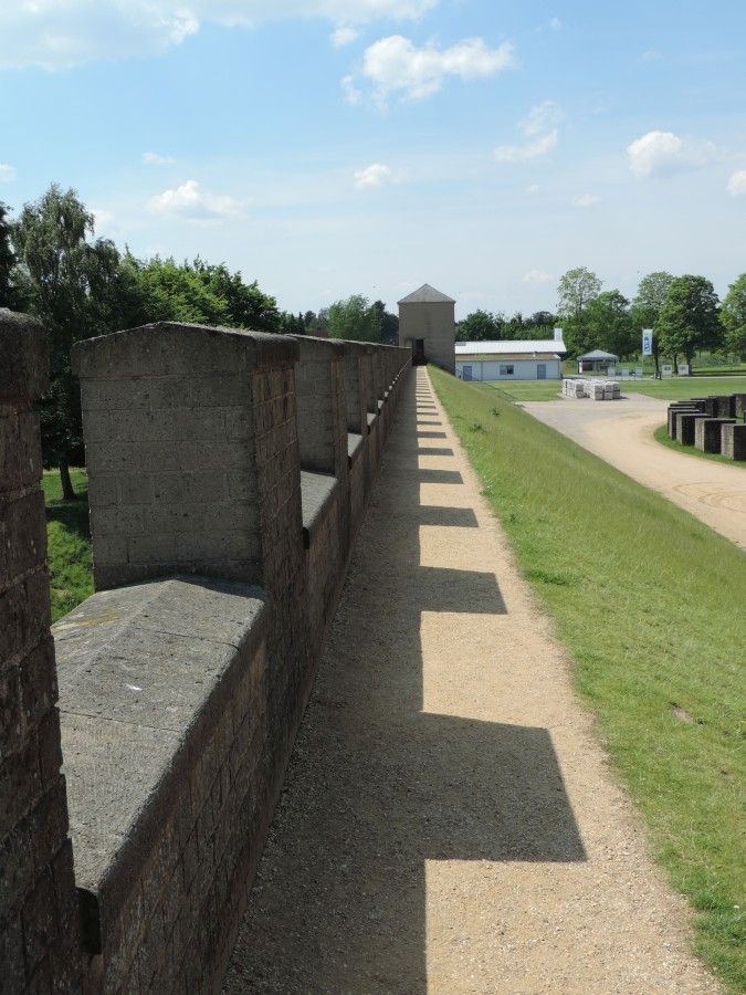 Blick entlang des Wehrgangs der Stadtmauer