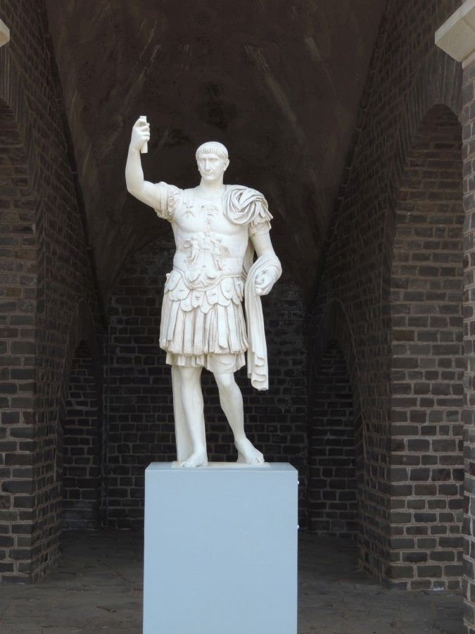 Marcus Ulpius Traianus (Kaiser Trajan), der die Siedlung  um 100 n. Chr. zur Colonia (Stadt) erhob