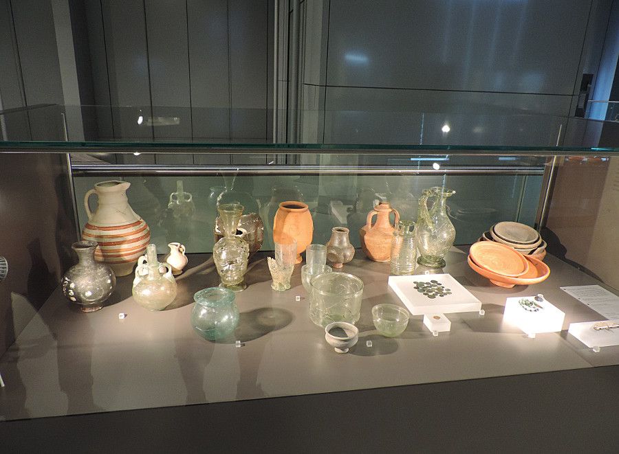Auch Glas war bei den Römern schon sehr gebräuchlich und wurde in kunstvolle Form gebracht
